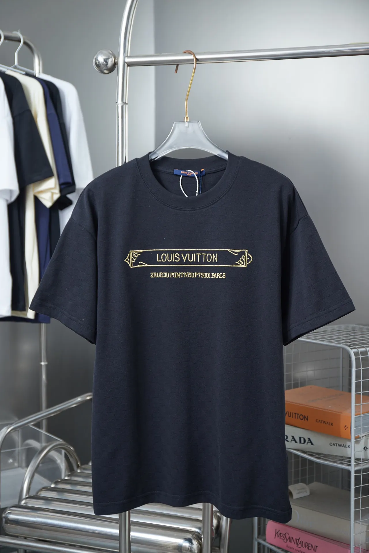 🅿️180 Louis LV 25ss new early spring short-sleeved checkerboard jacquard LV letter logo embroidered short-sleeved light luxury essential item for daily commuting for men and women Correct version Welcome to compare Detailed features · Pique jacquard fabric, 100% pure cotton with high count cotton added, dry and avoid stuffiness, made by computer knitting machine or hand weaving machine, the shape is similar to bees. · The gold thread embroidery chapter technology is combined, interweaving metal threads with other silk threads · Double-needle stitching cross-stitch technology · Original main mark, washed tag, branded moisture-proof paper packaging Color: Black Size: S/M/L/XL